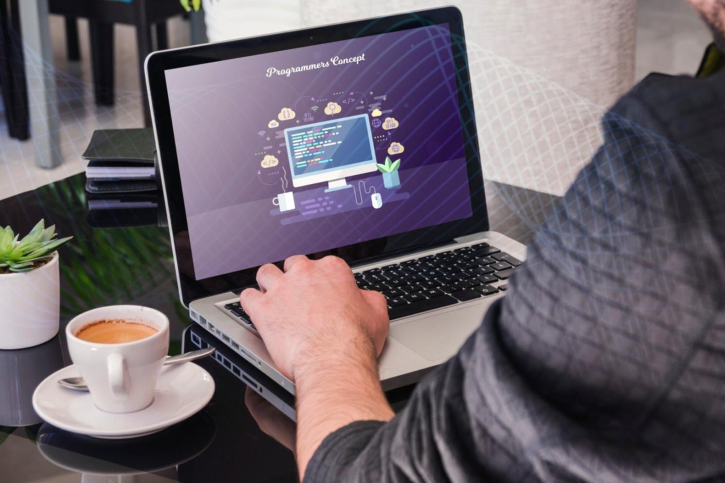 Profesionales analizando modelos predictivos en pantallas